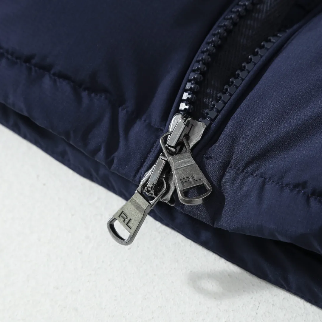 P660 #R54 Ralph Lauren/Ralph Lauren hooded down jacket (top quality, feel free to compare), using imported Barudan embroidery machine, carefully crafted with thousands of needles electric embroidery technology. Imported No. 7 needles and special embroidery thread ensure that every letter of the polo logo is full, three-dimensional and clear, creating the "most expensive embroidery logo" that can be called a work of art. Top-notch velvet core, luxurious warmth. Filled with national standard 80% high-quality white duck down, bringing excellent thermal insulation performance. At the same time, it is lightweight and can quickly regain its fluffiness after compression, bringing you a warm embrace without burden and resisting the harsh winter. Technical fabrics, no fear of wind and snow •Long-lasting fluffy and shape-retaining: High-quality filling ensures that the down jacket is not easy to stiffen and keeps you warm for a long time. •Strict anti-velvet technology: Using 400T gall fabric with pinhole retraction technology, it fundamentally eliminates the phenomenon of velvet leakage and makes wearing more secure. •All-round protective experience: Windproof and waterproof matte fabric, combined with an adjustable hem with a built-in drawstring buckle, can effectively lock in temperature and cold, and cope with changeable weather. Perfect details, creating a classic •Original electroplated YK zipper, smooth and durable, with brand texture highlighted in every detail. •Detachable hood design, one garment can be worn multiple times to meet different occasions and outfit needs. •Original hangtag and washed label, quality guaranteed. Five colors come together for couples to enjoy together: black is cool, beige is gentle, navy is calm, khaki is retro, and green is fresh. Available in five colors, the same style for men and women, it can be worn perfectly as a couple's outfit or a personalized item, becoming an indispensable fashion equipment on the streets in winter. Color: black, khaki, navy blue, army green, beige Size: S M L 66 67